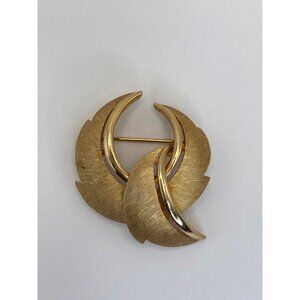 Crown Trifari Vintage Brushed Gold Tone Swirl Leaf Abstract Brooch Pin Signed